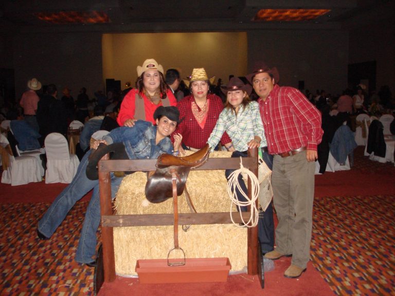 aptura auténtica de una fiesta vaquera, con sombreros, botas y ambiente del viejo oeste. Celebración rústica al estilo cowboy con-produccionesyl