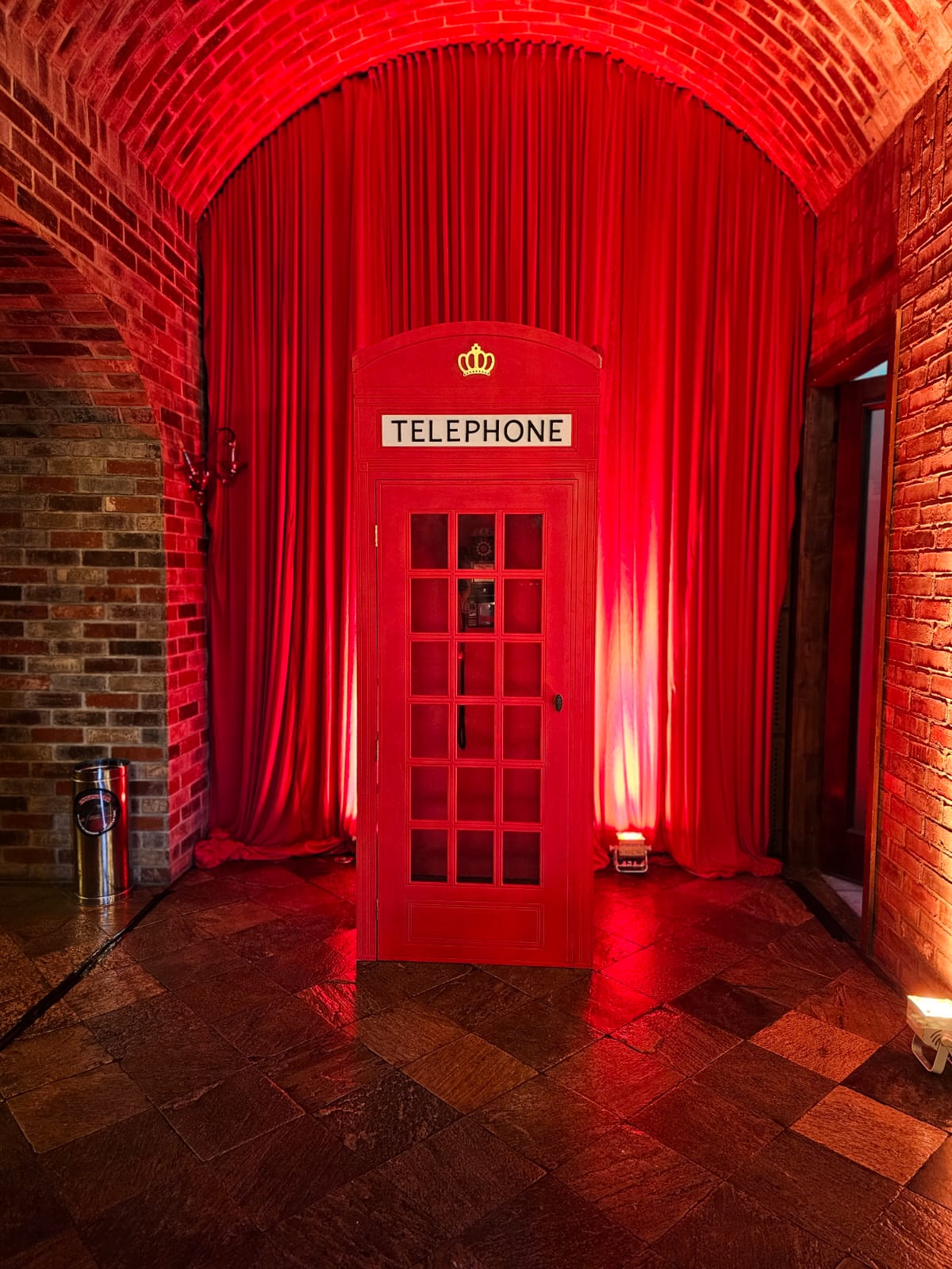una cabina telefónica roja iluminada por la noche.1