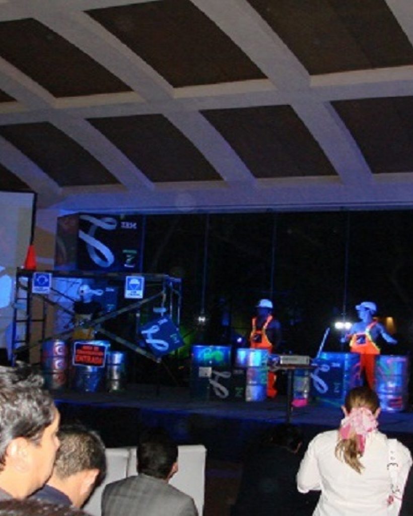 stomp-performance-tambores-de-agua-tambores-con-agua-tombores-iluminados-batucada-samba-shows-percusiones-blue-man-group-pyl-5