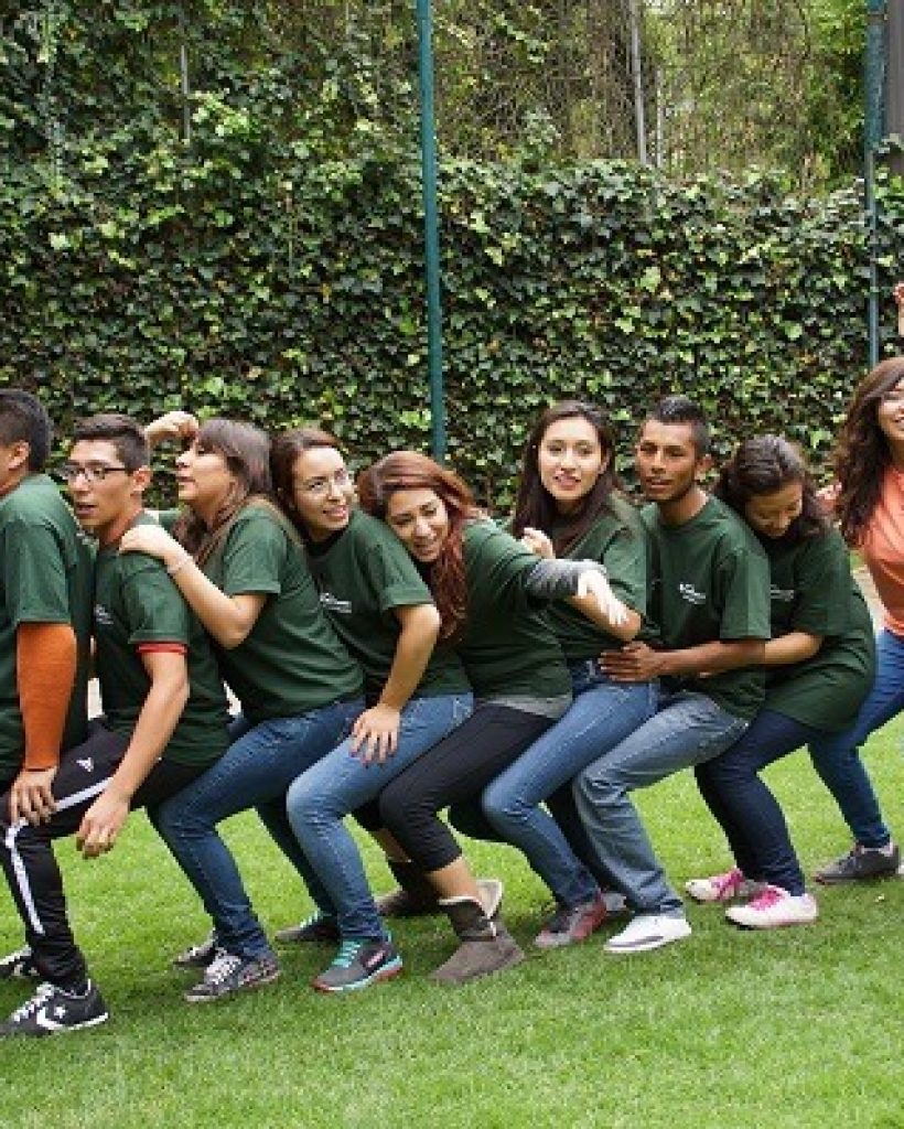 un grupo de personas con camisas verdes posando para una foto.